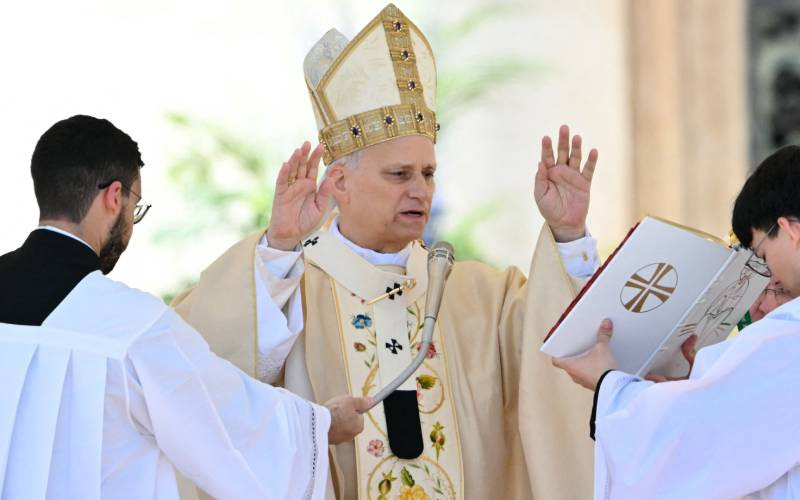 'Choose peace', Pope marks first Easter under cloud of Mideast war