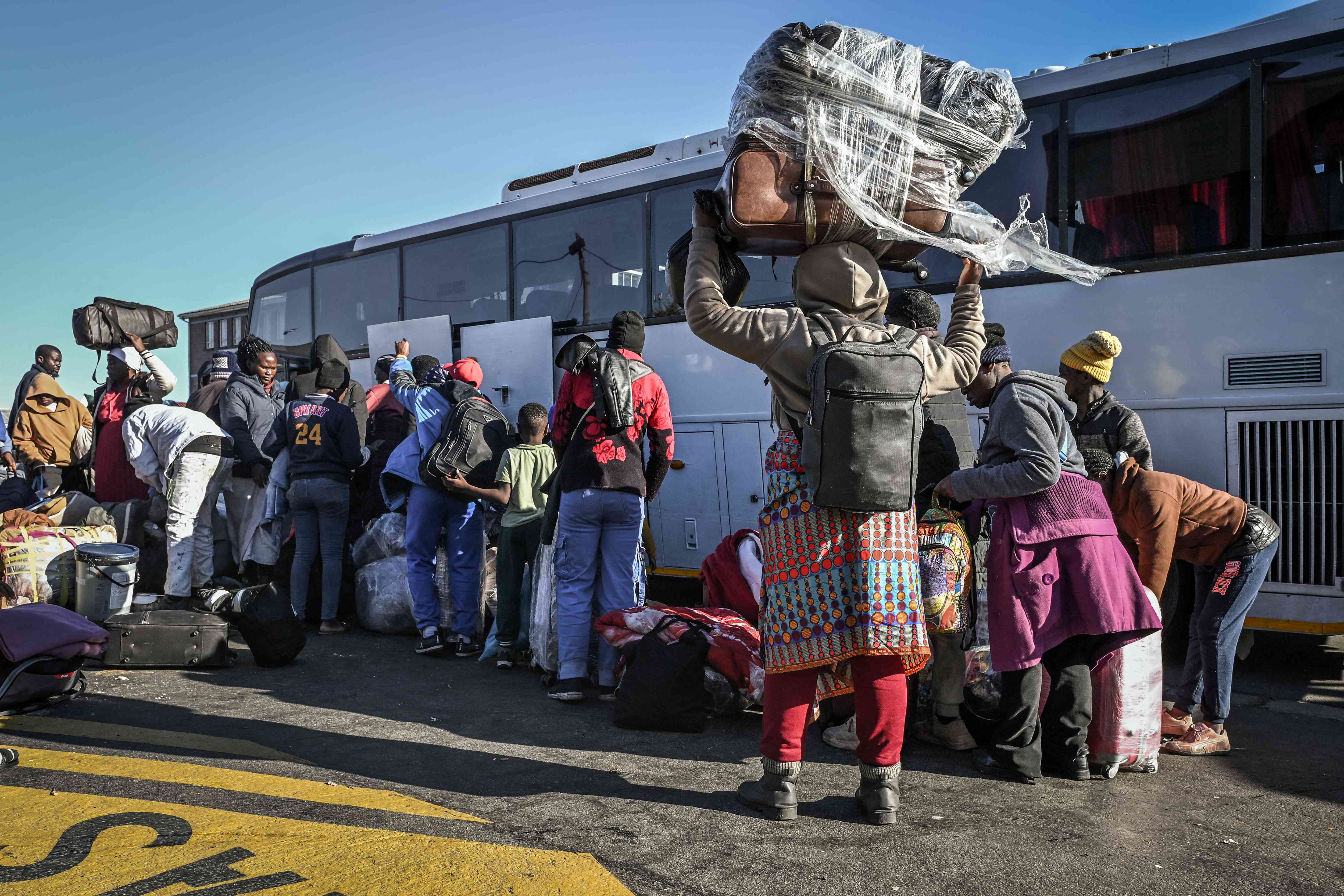 Thousands more head for South Africa's borders