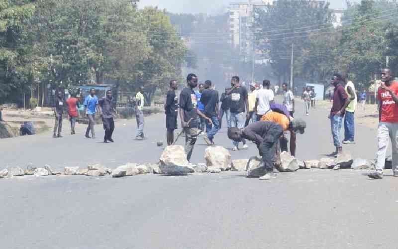 Businesses paralyzed in major towns in Nyanza as youths take to the streets