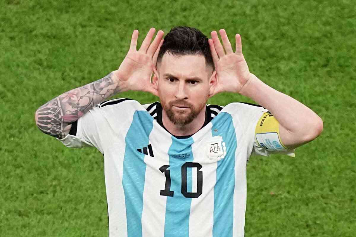 Why Leo Messi celebrated by holding his hands to his ears while facing the Netherlands bench