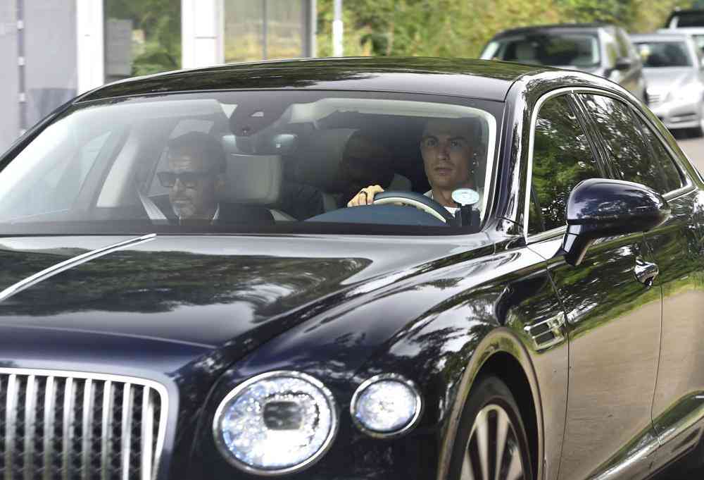 Ronaldo arrives at Man United's training base with his agent Jorge Mendes for showdown talks