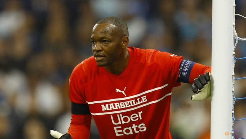 Rennes sign keeper Mandanda from Marseille