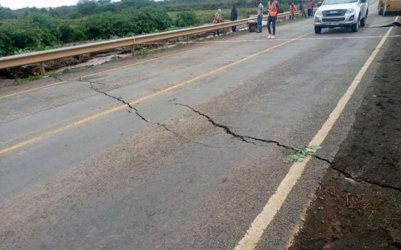 Mai Mahiu-Narok Highway closed, after developing cracks