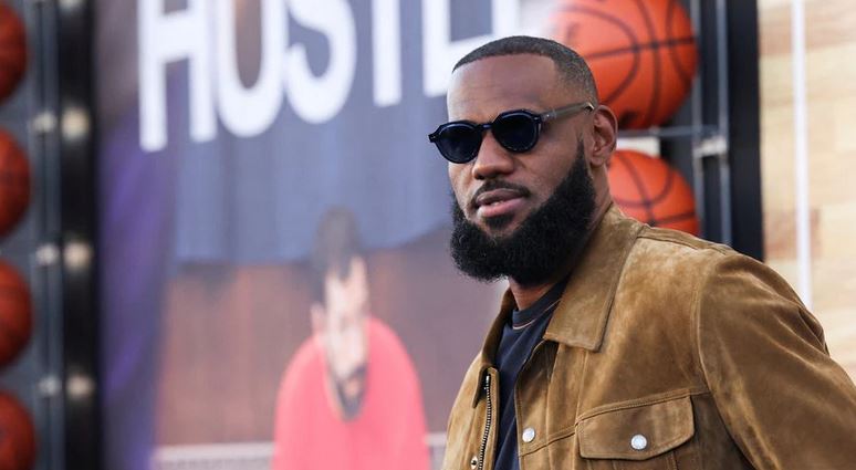 LeBron James is first active NBA player to become a billionaire