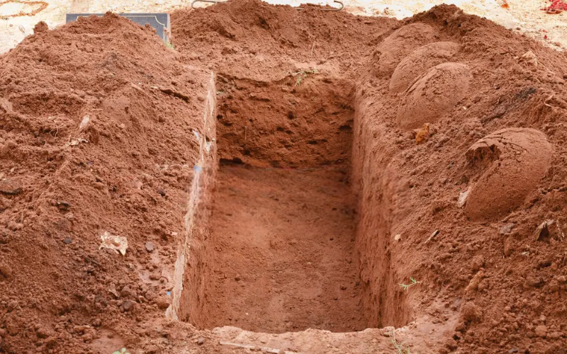 Choir master collapses, dies moments after falling into open grave during funeral in Busia