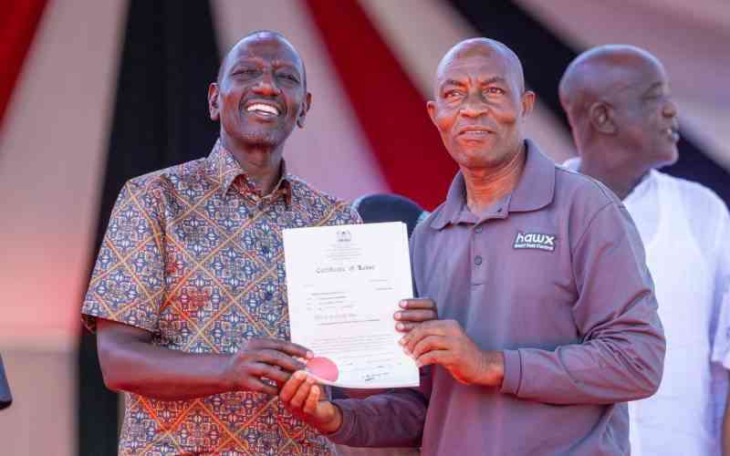 Ruto issues 33,000 title deeds in Coast tour, pledges 200,000 more