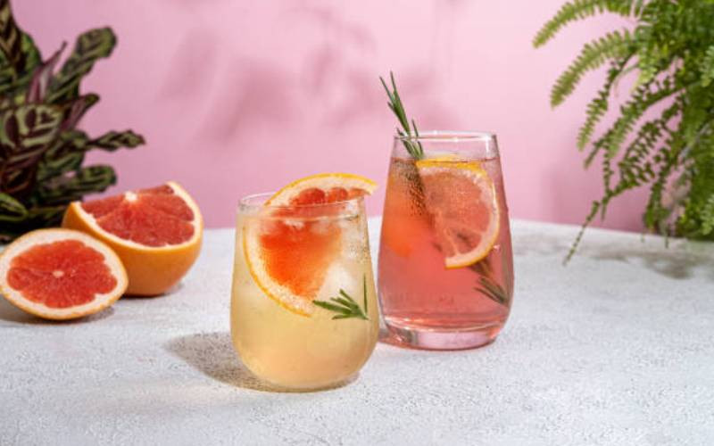 Cocktail bar: Pink gin iced tea
