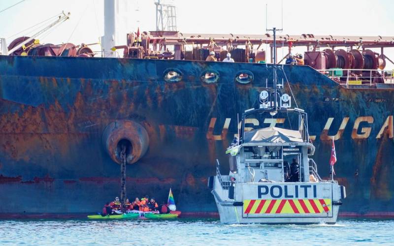 Greenpeace blocks tanker from delivering Russian oil to Norway