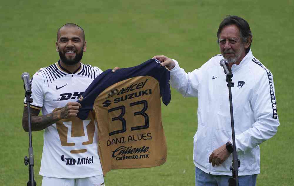 Alves passes medical tests and signs with Mexico's Pumas