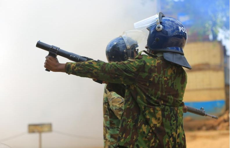 President orders police to shoot in the leg any person causing chaos