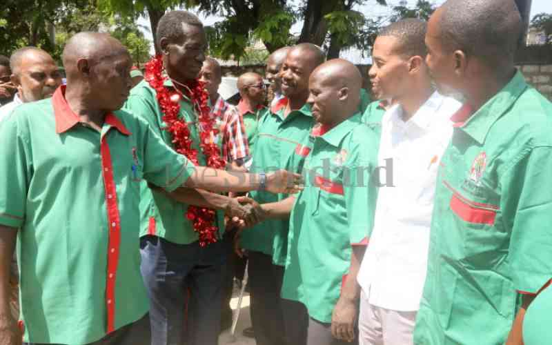 Knut demands 114,000 teachers to be promoted