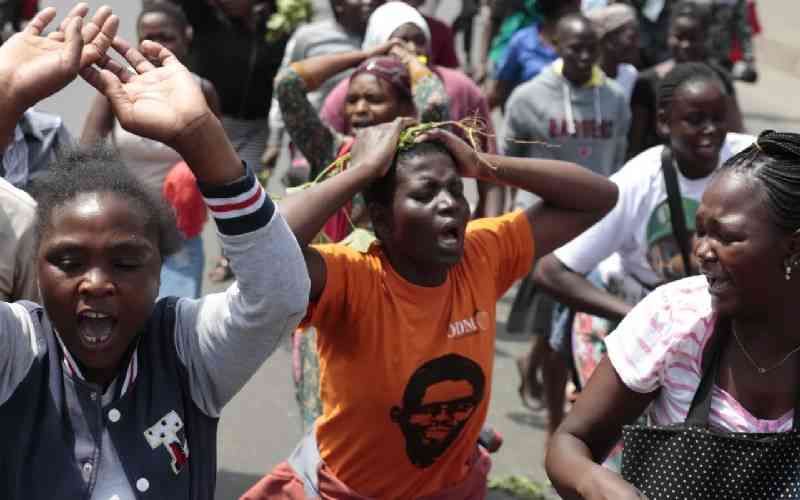 Kibra residents pours into the street to mourn Raila's demise.