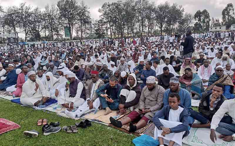 Muslims end Ramadan, begin holiday amid war, reconciliation