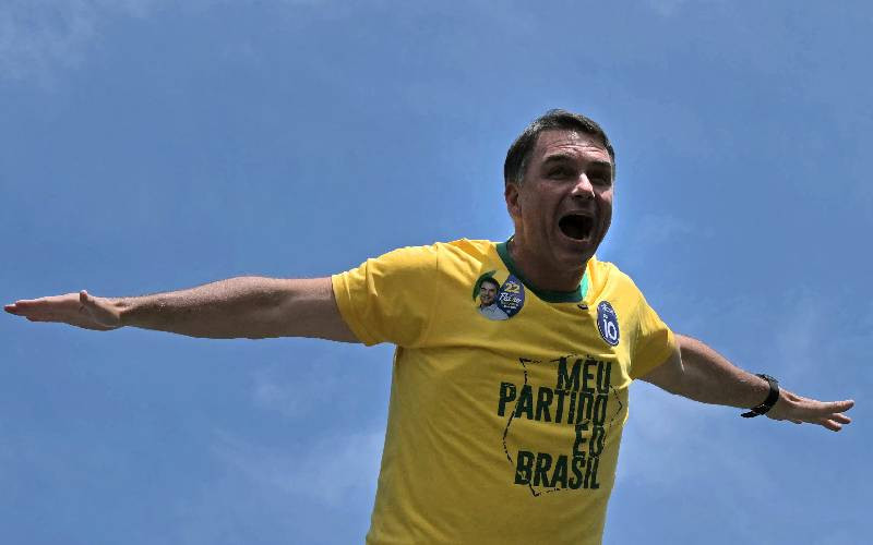 Flavio Bolsonaro on way to Ecuador from Argentina after fleeing Brazil