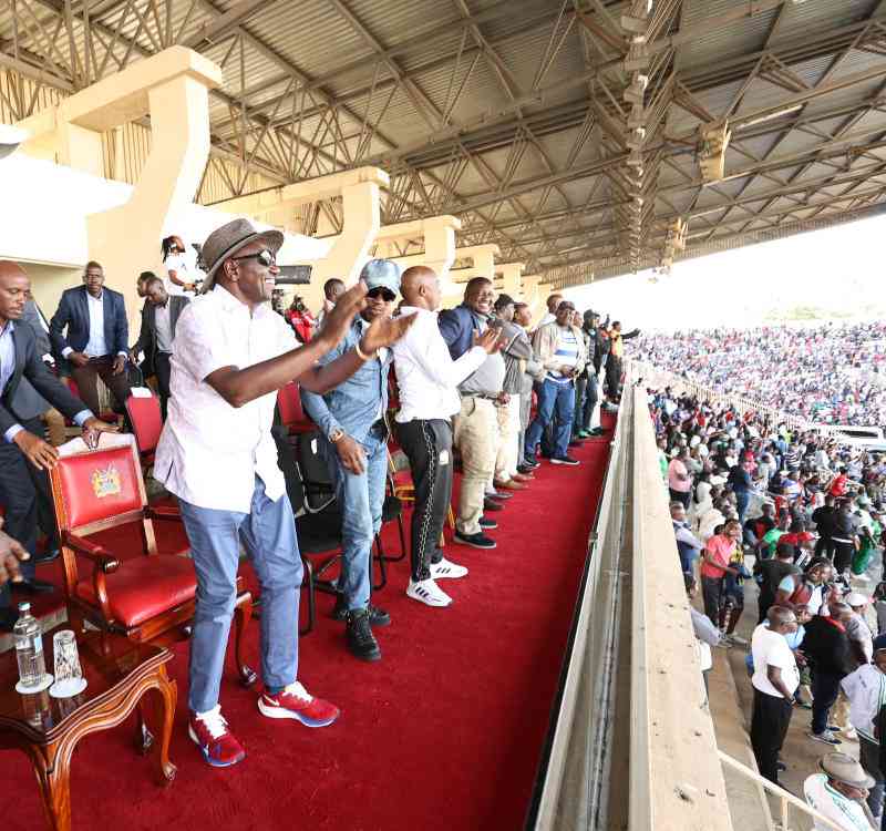 President Ruto gifts AFC Leopards and Gor Mahia Sh1million