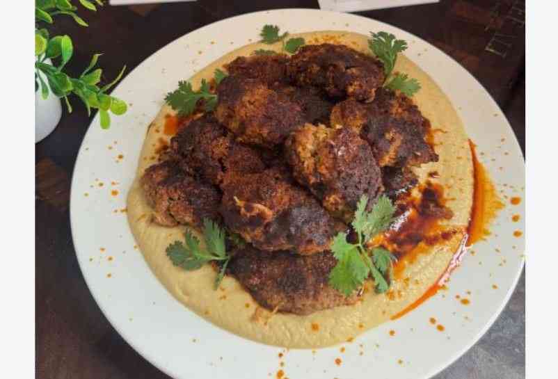 How to make kofta paprika kebabs with hummus