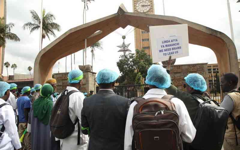 Striking doctors, state return to court after failing to reach deal