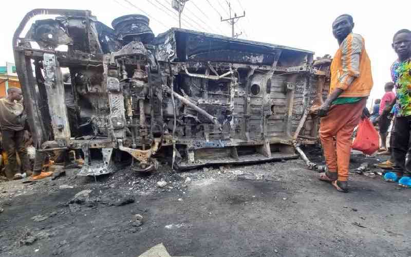 One dead as youth torch vehicle in Luanda after fatal accident