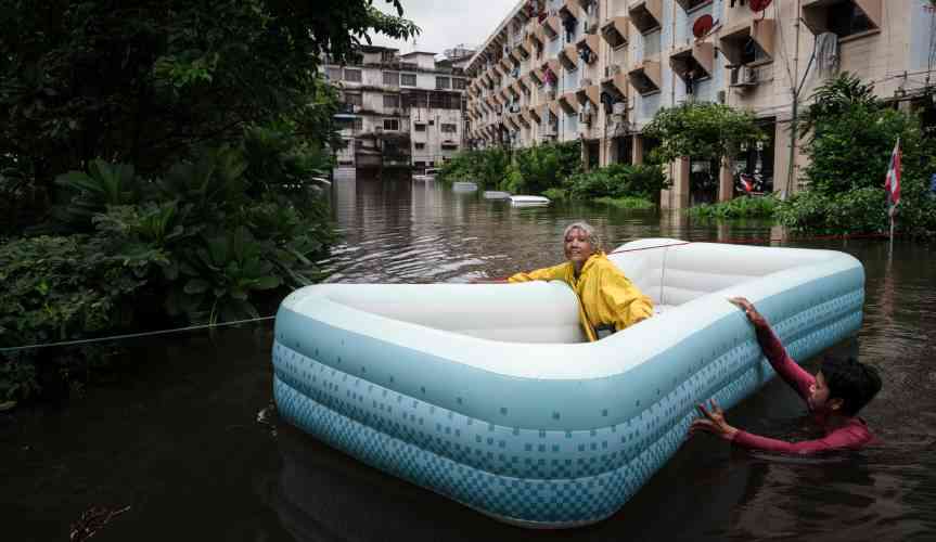Bangkok floods send thousands into shelters after days of rain