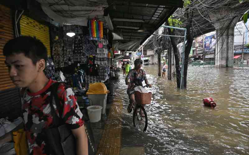 Bangkok floods force thousands into shelters