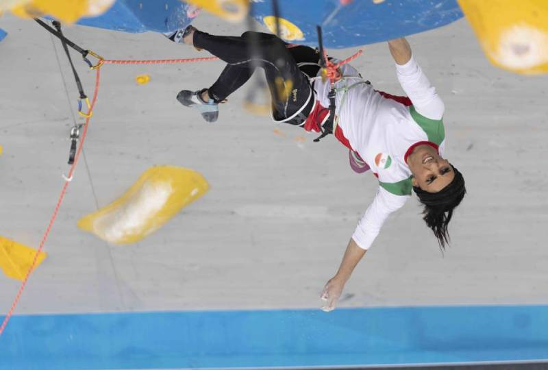Elnaz Rekabi: Iranian climber who competed without hijab given 'heroine's welcome' in Tehran