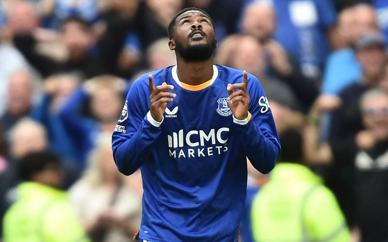 Maitland-Niles strikes late as Everton hold Man U
