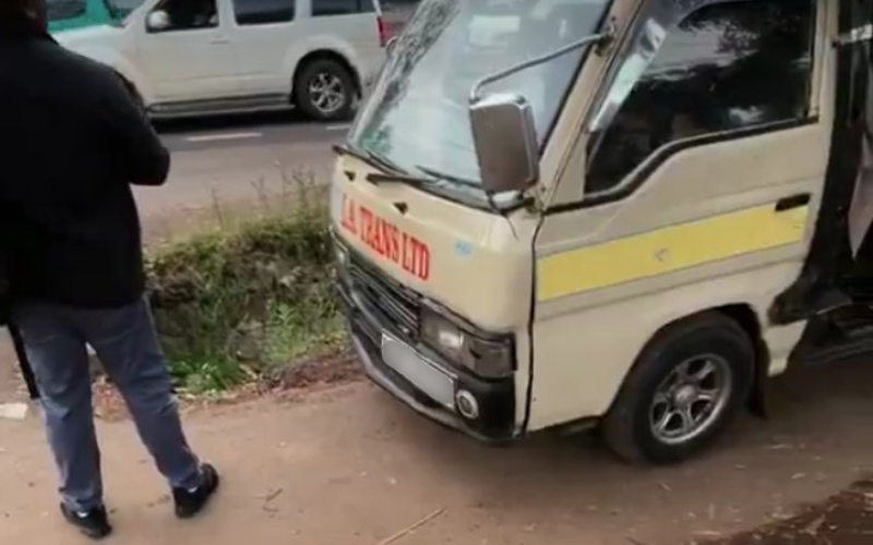 VIDEO: Daring Nairobi man blocks Lang'ata matatu overlapping on walkway