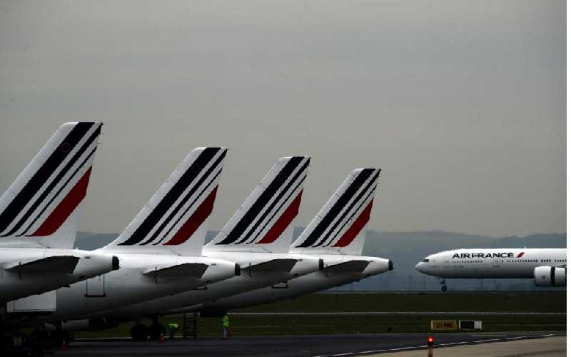 Two Air France pilots suspended after fighting in cockpit   