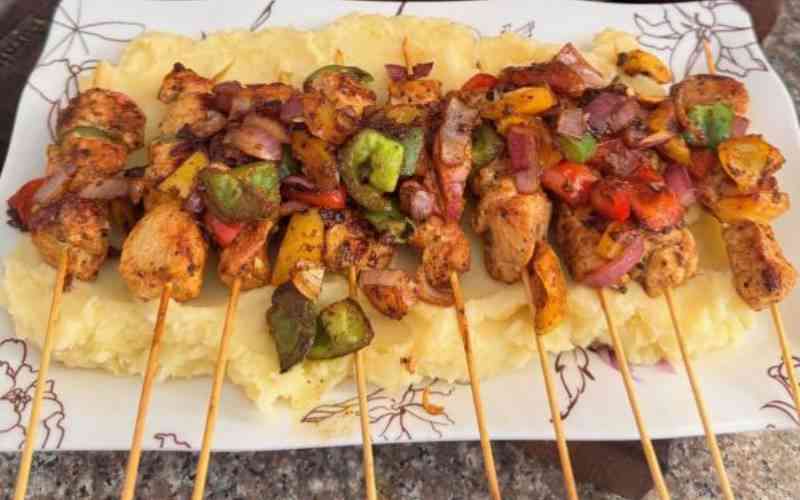 Easy recipe: Chicken Mishkaki with sauteed sweet peppers