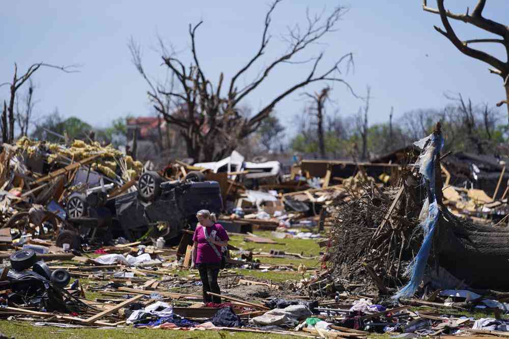 Predawn Missouri tornado kills at least 5, sows destruction