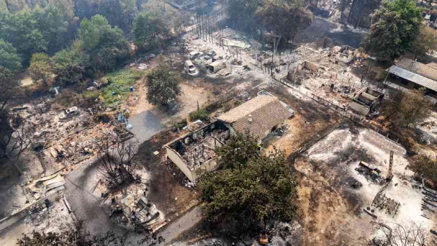 French authorities say 220,000 now evacuated from biggest forest fire