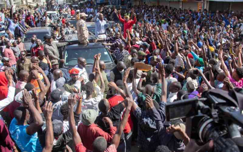 Raila Odinga outwit police, journalists at his residence