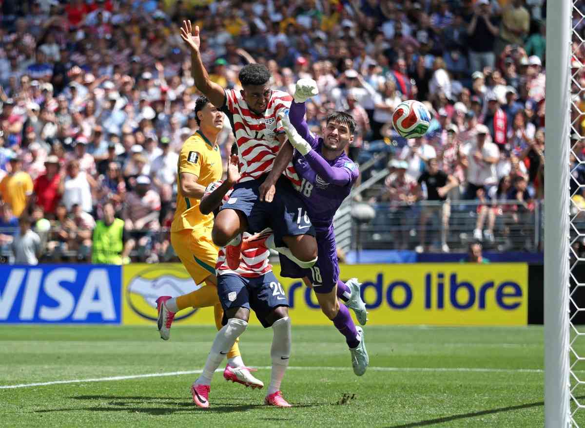 USA beat Australia 2-0 to reach World Cup knockouts