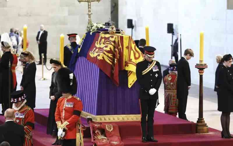 Queen's 8 grandchildren hold silent vigil beside her coffin