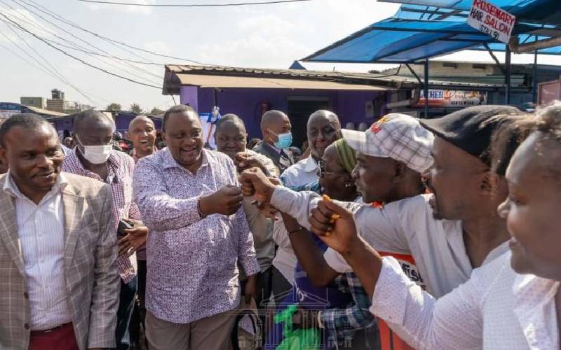 Uhuru’s security controlling the crowd near B6. 