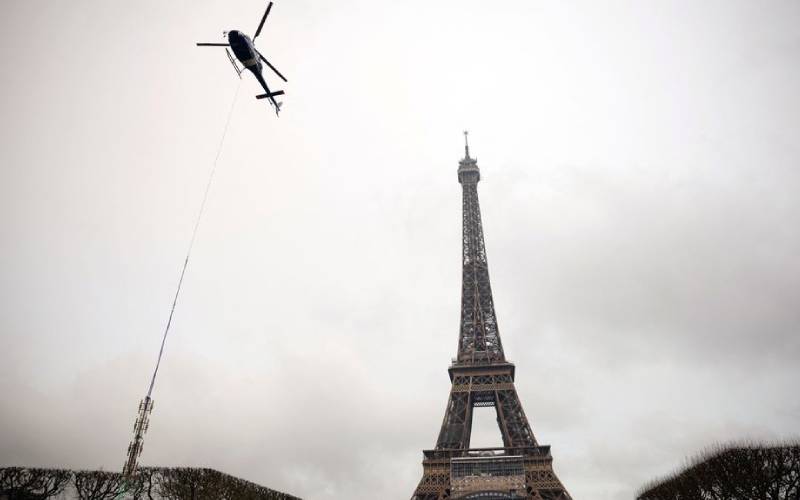 Menara Eiffel tumbuh enam meter setelah antena baru terpasang