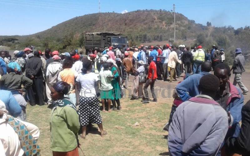 Protestors block Nyahururu-Kinamba Road