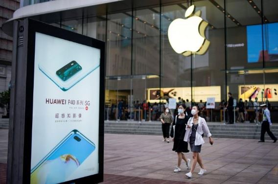 Huawei, Apple gain bigger share of shrinking China smartphone market