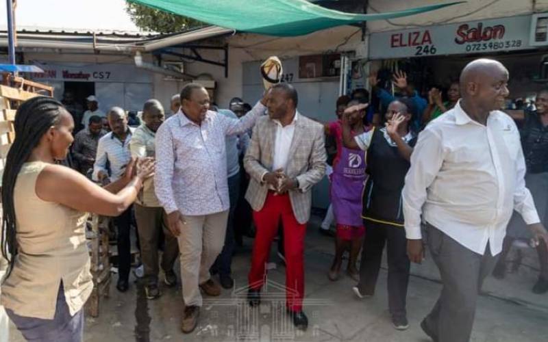 Uhuru arrives at Stall B6, Kenyatta Market.