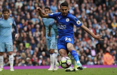 Leicester knock back Roma bid for Mahrez