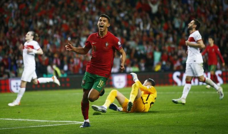 Portugal survive late drama to beat Turkey in World Cup playoff semi