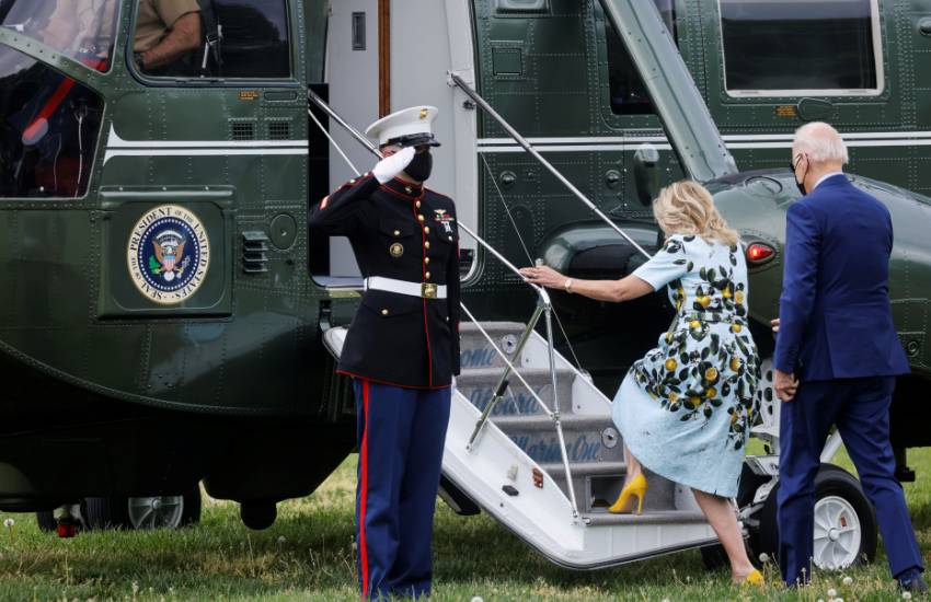 She clutched it as they boarded Marine One