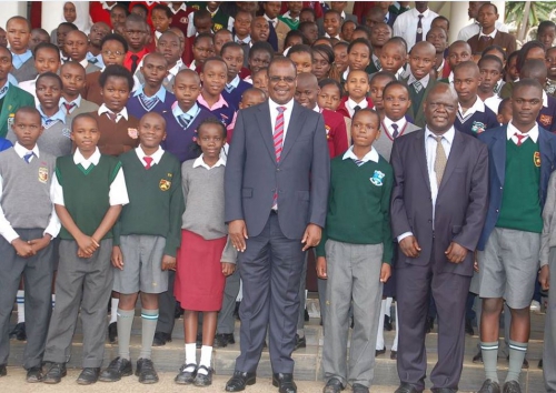 Nairobi governor with 300 students who got scholarships