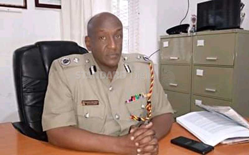 Daring thugs beat police officer, steal his gun