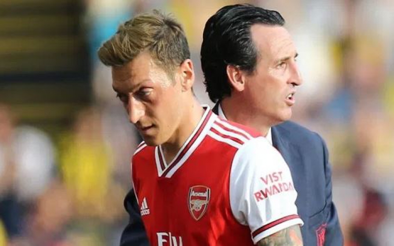 Ozil sends powerful message to Arsenal fans after Emery left him out of Europa League squad