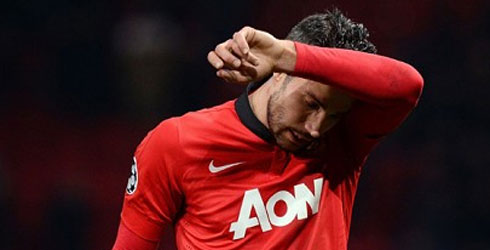 Van Persie ruled out of Man United squad for a month with a thigh injury