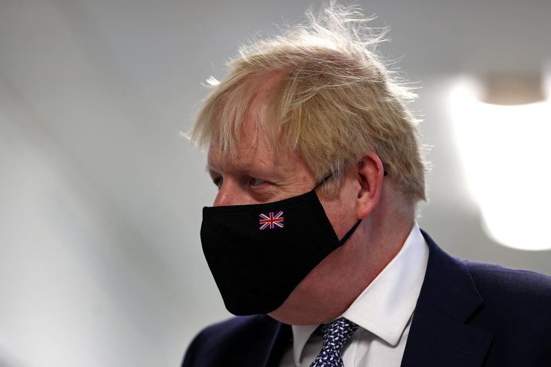Diserang oleh skandal, Boris Johnson dari Inggris berjuang untuk pekerjaannya