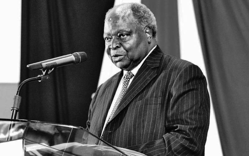 Keluarga, pemimpin, dan penduduk setempat merayakan ulang tahun ke-90 Kibaki