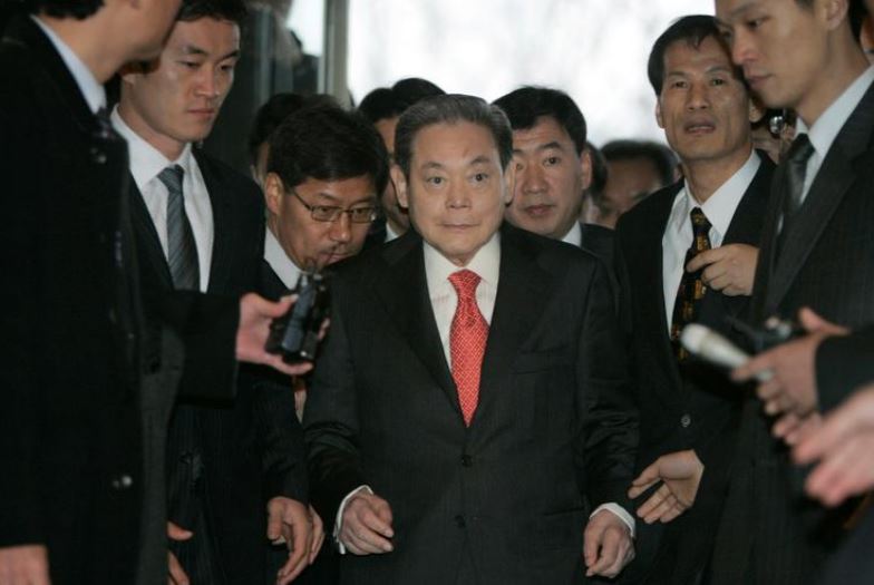 Lee's death sparks hope for Samsung shake-up, dividends