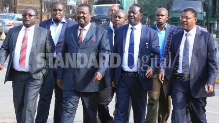 Raila causes stir at Supreme Court 